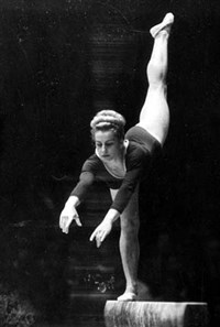 Чаславска Вера (на бревне)