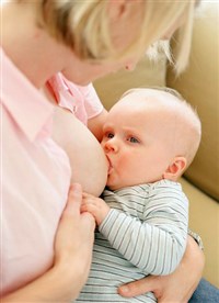 Что делать, если малыш кусается во время кормления