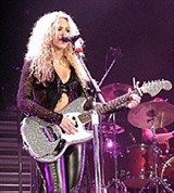 Шакира (с гитарой)