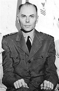 Эйкен Говард (в морской форме)