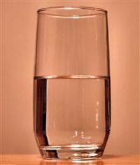 Вода (в стакане)