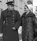 Гагарин Юрий Алексеевич (с женой)