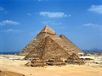 Египетские пирамиды в эль-Гизе (пирамиды Хеопса, Хефрена и Микерина)