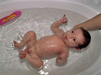 Купание новорожденного (в ванночке)