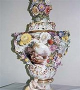 Кусково (ваза с гирляндами цветов)