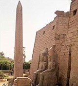 Луксор (обелиск и статуи Рамсеса II)