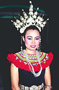 Малайцы (девушка в нарядном костюме)