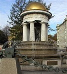 Москва (фонтан-ротонда «Наталья и Александр»)