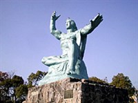 Нагасаки (скульптура «Призывающий к миру»)