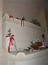Надгробие на могиле Пьера и Марии Кюри в Париже