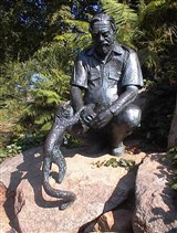 Статуя Джеральда Даррелла в Джерсийском зоопарке