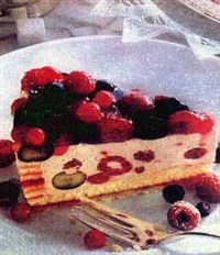 Торт бисквитно-песочный с ягодами