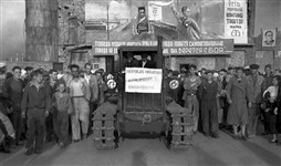 17 июня 1944 года с большого конвейера Сталинградского тракторного завода сошел первый опытный трактор СТЗ. Снимок Николая Ситникова [Тыл фронту]