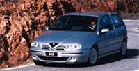 ALFA ROMEO 145 в движении по горной дороге