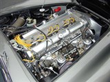 ASTON MARTIN DB4 (открытый капот)