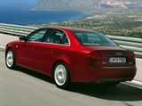 Audi A4 (модель 2005, вид сзади сбоку)