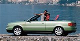 Audi Cabriolet вид сбоку на фоне залива моря