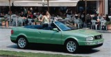 Audi Cabriolet вид сбоку на фоне кафе