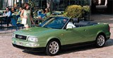 Audi Cabriolet вид спереди на фоне кафе