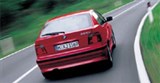 BMW 323ti вид сзади в движении