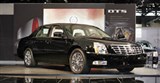 Cadillac DTS (на выставке, вид спереди сбоку)