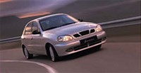 Daewoo Lanos вид спереди на дороге