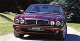 Jaguar XJ8 на дорожке английского парка 1