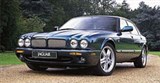 Jaguar XJ8 на дорожке английского парка 2