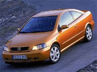 Opel Astra на дороге