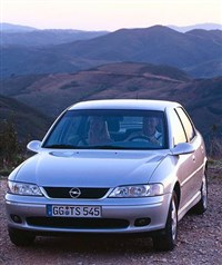 Opel Vectra вид спереди сбоку